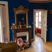 A vendre  à Rouen rive droite gare, cette  maison ancienne  avec jardin, parquets, moulures, et cheminées  offre une entrée,une  cusine indépendante, un  séjour salon, un wc.  et dans les étages quatre  chambres, deux wc, une salle de bains avec douches .   Son chauffage et production d'eau chaude  sont au gaz.  son exposition est Est et Sud ouest.