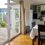 A vendre à Rouen CHU , cette maison de charme offre deux  chambres, un bureau.  son entrée, son sejour salon, avec terrasse et  espace repas,sa  cuisine équipée donne accés sur deux terrasses.  au premier étage sa  suite parentale est composée d'une grande chambre avec wc, une salle de bains avec douches.  les combles sont aménagés en une  chambre et un bureau.