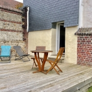 A vendre à Rouen CHU , cette maison de charme offre deux  chambres, un bureau.  son entrée, son sejour salon, avec terrasse et  espace repas,sa  cuisine équipée donne accés sur deux terrasses.  au premier étage sa  suite parentale est composée d'une grande chambre avec wc, une salle de bains avec douches.  les combles sont aménagés en une  chambre et un bureau.