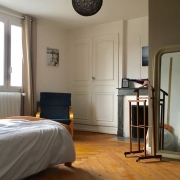 A vendre à Rouen CHU , cette maison de charme offre deux  chambres, un bureau.  son entrée, son sejour salon, avec terrasse et  espace repas,sa  cuisine équipée donne accés sur deux terrasses.  au premier étage sa  suite parentale est composée d'une grande chambre avec wc, une salle de bains avec douches.  les combles sont aménagés en une  chambre et un bureau.