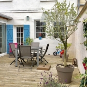 A vendre à Rouen CHU , cette maison de charme offre deux  chambres, un bureau.  son entrée, son sejour salon, avec terrasse et  espace repas,sa  cuisine équipée donne accés sur deux terrasses.  au premier étage sa  suite parentale est composée d'une grande chambre avec wc, une salle de bains avec douches.  les combles sont aménagés en une  chambre et un bureau.