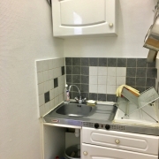 A vendre  à Rouen gare rive droite , cet appartement studio  de 27 m2 avec balcon offre   une entrée, une pièce principale,une cuisine meublée,une salle de douches avec wc.  les charges de  copropriété sont élévées à 916 €uros par an et il y a dix lots de copropriété.  Son prix est de  79 000€uros TTC FAI.