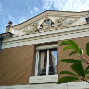 A  vendre  à ROUEN rive droite PROX VIEUX MARCHE ,cette maison ancienne  de charme de 185 m2 hab avec extèrieurs, parkings et  garage, offre :  Au rez de chaussée : une entrée, une grande salle de jeux,un  atelier, une chambre avec salle de douches .  au 1 étage : un grand séjour,une cuisine indépendante,une chambre avec salle de bains et son petit escalier permet d'accéder à la troisième chambre.  elle possède également une très Belle cave voutée du XVIII é .  Sa chaudière est récente au gaz et en  bon...