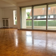 cet appartement de 105 m2 avec balcon,cave,garage et parking, offre une  entrée, un grand séjour avec balcon ,une cuisine équipée, trois chambres, une salle de douches, une salle de bains.  Il est très fonctionnel avec de nombreux rangements.  il est entièrement refait, est au calme, et plein sud.