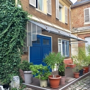 A  vendre  à ROUEN rive droite PROX VIEUX MARCHE ,cette maison ancienne  de charme de 185 m2 hab avec extèrieurs, parkings et  garage, offre :  Au rez de chaussée : une entrée, une grande salle de jeux,un  atelier, une chambre avec salle de douches .  au 1 étage : un grand séjour,une cuisine indépendante,une chambre avec salle de bains et son petit escalier permet d'accéder à la troisième chambre.  elle possède également une très Belle cave voutée du XVIII é .  Sa chaudière est récente au gaz et en  bon...