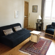 dans notre agence  immobilière de rouen rive droite, il y a un  Appartement ancien à vendre  avec cave, grenier et jardin .  il comprend une  cuisine ouverte,un  salon avec cheminée, deux  chambres, une  salle de bains et un  wc et une Chambre indépendante. son  Chauffage est  individuel au gaz. il est en Bon état et  au calme.