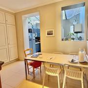 Rouen, gare maison de ville 150 m² avec stationnement et cave en très bon état.  Parquets, moulures, cheminées très lumineuse.   Très fonctionnelle,  elle propose au rez-de-chaussée grand salon, salle à manger cuisine, équipée, aménagé, salle de douche WC avec un accès direct sur le stationnement.   Premier, deuxième et troisième étage:  Cinq chambres dressing, salle de douches, WC et rangement.  Fenètrage double vitrage  Chauffage et eau chaude Gaz classé en E 319   Son prix de 465000€uros inclus les...