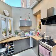 Rouen, gare maison de ville 150 m² avec stationnement et cave en très bon état.  Parquets, moulures, cheminées très lumineuse.   Très fonctionnelle,  elle propose au rez-de-chaussée grand salon, salle à manger cuisine, équipée, aménagé, salle de douche WC avec un accès direct sur le stationnement.   Premier, deuxième et troisième étage:  Cinq chambres dressing, salle de douches, WC et rangement.  Fenètrage double vitrage  Chauffage et eau chaude Gaz classé en E 319   Son prix de 465000€uros inclus les...