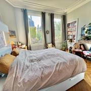 Rouen, gare maison de ville 150 m² avec stationnement et cave en très bon état.  Parquets, moulures, cheminées très lumineuse.   Très fonctionnelle,  elle propose au rez-de-chaussée grand salon, salle à manger cuisine, équipée, aménagé, salle de douche WC avec un accès direct sur le stationnement.   Premier, deuxième et troisième étage:  Cinq chambres dressing, salle de douches, WC et rangement.  Fenètrage double vitrage  Chauffage et eau chaude Gaz classé en E 319   Son prix de 465000€uros inclus les...