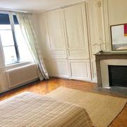 Situé en hyper centre de rouen, cet appartement de charme de 73 m2 offre une entrée, une cuisine équipée, un grand séjour avec cheminée, une grande chambre, une salle de bains et un wc indépendant.