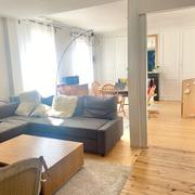 Cet appartement de charme ancien parquet, moulure, cheminée en très bon état  de 78 m2 avec cave et parking fermé.
