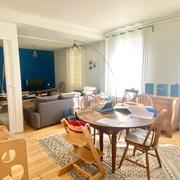 Cet appartement de charme ancien parquet, moulure, cheminée en très bon état  de 78 m2 avec cave et parking fermé.