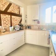 A vendreCet appartement de charme ancien parquet, moulure, cheminée en très bon état  de 78 m2 avec cave et parking fermé.