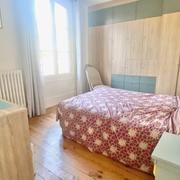 Cet appartement de charme ancien parquet, moulure, cheminée en très bon état  de 78 m2 avec cave et parking fermé.