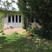 A vendre à  Rouen jouvenet maison anciene  de charme de 189 m2 hab avec double garage et grand jardin clos de murs.  Elle est organisée en un RDC  avec entrée, un grand séjour avec cheminée,une  grande cuisine équipée avec coin repas,un  jardin d'hivers, une salle à manger,un vestiaire et un wc.