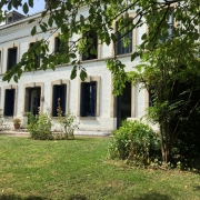 A vendre à  Rouen jouvenet maison anciene  de charme de 189 m2 hab avec double garage et grand jardin clos de murs.  Elle est organisée en un RDC  avec entrée, un grand séjour avec cheminée,une  grande cuisine équipée avec coin repas,un  jardin d'hivers, une salle à manger,un vestiaire et un wc.