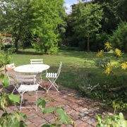 A vendre à  Rouen jouvenet maison anciene  de charme de 189 m2 hab avec double garage et grand jardin clos de murs.  Elle est organisée en un RDC  avec entrée, un grand séjour avec cheminée,une  grande cuisine équipée avec coin repas,un  jardin d'hivers, une salle à manger,un vestiaire et un wc.