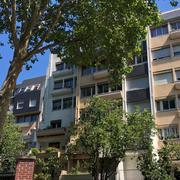 Vous voulez acheter de l'immobilier à Rouen jardin de l'hotel de ville?  profitez de la vente de cet appartement T4 de 90m2 comprenant : une entrée,un grand séjour, une cuisine équipée avec un coin repas, deux belles chambres, une salle de douches, et de nombreux rangements.  vous profiterez d'une vue dégagée sur les jardins de l'hotel de ville et une exposition plein sud.