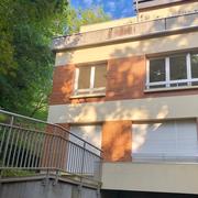 Situé sur mont saint aignan saint andré résidentiel  cet appartement f3 au calme,  chauffé individuellement, comprend une entrée, une cuisine équipée, un grand séjour, une salle de bains, deux chambres ainsi qu'un un wc indépendant .  Vous pourrez profiter d'un garage en sous sol, d'une cave et d'un ascenceur.