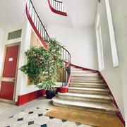 A vendre à acheter dans  immeuble bien tenu, cet appartement ancien et traversant en hyper centre de Rouen  avec parquets, moulures, cheminée pour  112 m2 avec une cave et parking fermé.