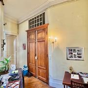 A vendre ROUEN GARE, CENTRE VILLE  APPARTEMENT DE STYLE 161 m2 avec ascenseur et balcon, possible achat 1 place de parking en sous sol protégé.   "PARQUETS, MOULURES, CHEMINEES, HAUTEURS DE PLAFOND plus de trois mètre"  Il offre une organisation très fonctionnelle par une entrée, un séjour salon, une cuisine équipée aménagée avec arrière cuisine,  3 chambres, salle de bains et salle de douches, nombreux rangements   2 caves et un cellier. A propos de la copropriété, 7 lot principaux  charges annuelles...