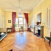 A vendre ROUEN GARE, CENTRE VILLE  APPARTEMENT DE STYLE 161 m2 avec ascenseur et balcon, possible achat 1 place de parking en sous sol protégé.   "PARQUETS, MOULURES, CHEMINEES, HAUTEURS DE PLAFOND plus de trois mètre"  Il offre une organisation très fonctionnelle par une entrée, un séjour salon, une cuisine équipée aménagée avec arrière cuisine,  3 chambres, salle de bains et salle de douches, nombreux rangements   2 caves et un cellier. A propos de la copropriété, 7 lot principaux  charges annuelles...