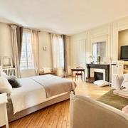 RARE A LA VENTE  ROUEN RIVE DROITE GARE  DELAITRE IMMOBILIER VOUS PROPOSE  UNE PROPRIÉTÉ DE STYLE  DE 260 M2 IDÉALEMENT SITUÉE A PROXIMITÉ DE LA GARE  PROCHE DU CENTRE VILLE AVEC JARDIN CLOS DE MURS AU CALME VOUS PROFITEREZ D’UNE ENTRÉE , UNE CUISINE  ÉQUIPÉE DE QUALITE, SÉJOUR, SALON, BUREAU, SALLE A MANGER,TRAVERSANT SUR JARDIN, 7 BELLES CHAMBRES , 3 SALLES DE BAINS ET DOUCHES.  GRENIER AMENAGEABLE  CAVE COMPLETE AVEC CHAUFFERIE ET CAVE A VIN  DEPENDANCE EN JARDIN .  BELLES PRESTATIONS ET  DECORATION ...