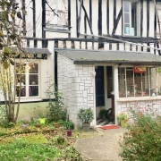 A vendre à Rouen rive droite, cette  maison de charme avec jardin offre un  parking  une entrée, un  atelier, une cuisine avec un  coin repas, un grand salon.