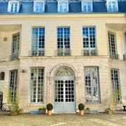 L'agence DELAITRE IMMOBILIER vous propose   Au coeur de Rouen hyper centre dans un hotel particulier au calme et ensoleillé ,  cet appartement  entièrement rénové de charme, 74 m2 en L Carrez au 3ème et dernier étage.  Vous profiterez d'un séjour, une cuisine ouverte équipée et aménagée , un couloir faisant office de bureau , 2 chambres, salle de bain avec coin lingerie;   Au sujet de la copropriété 20 lots principaux / charges annuelles 1044 €  Son chauffage et son eau chaude individuel gaz  le  classe ...