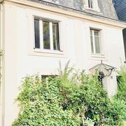 A vendre Rouen rive droite gare, cette maison de ville de charme de 75 m2 hab avec petit extérieur arboré.