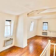 A vendre Rouen rive droite gare, cette maison de ville de charme de 75 m2 hab avec petit extérieur arboré.