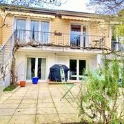 A vendre MAISON INDEPENDANTE DE PLAIN PIED 190M2 HAB  4 CHAMBRES POSS 5 GARAGES JARDIN CALME SUD 