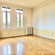 Dans un style ancien moulures parquets , hauteur de plafond, cet appartement de 108 m2  plein sud dans une petite copropriété  au calme avec vue dégagée panoramique