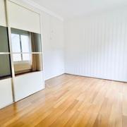 A vendre  Rouen rive droite hyper centre cet appartement  T5 de 94 m2 en bon état  avec une grande cave, au calme, belle sensation des volumes et luminosité.