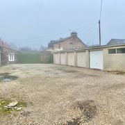 PARTICULIEREMENT RARE   A vendre mont saint Aignan village IDEAL INVESTISSEUR   Sur 955 m2 de terrain , " possibilité à  construire "   17 garages dont 14 loués.  loyer actuel annuel 10714 €uros  Prix 315000 €uros FAI honoraires agence inclus charge vendeur