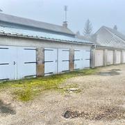 PARTICULIEREMENT RARE   A vendre mont saint Aignan village IDEAL INVESTISSEUR   Sur 955 m2 de terrain , " possibilité à  construire "   17 garages dont 14 loués.  loyer actuel annuel 10714 €uros  Prix 315000 €uros FAI honoraires agence inclus charge vendeur