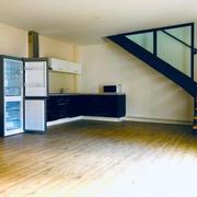 Un appartement duplex de 70 m2 offrant un séjour sur cuisin ouverte , à l'étage deux chambres , salle de douches ,avec usage d'une cour et parking