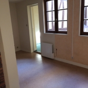 à vendre à Rouen CHU ,dans un  bel immeuble à colombage, cet appartement de type F2  30m2 situé au troisième étage comprenant : une entrée, une pièce principale, une chambre, une salle de bains .il se situe au calme et son Chauffage est individuel électrique.