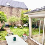 A vendre ROUEN GARE cette maison de charme bien entretenue au calme plein sud , offre  de ses 95 m2 habitable :  une entrée, un séjour, une cuisine équipée et aménagée avec un espace repas sans vis à avis plongeant dans  un jardin clos de murs .  Au premier étage , deux chambres dont une avec salle de douches attenante et fenêtre sur jardin ,wc .  Sous combles en plafond cathédrale, une troisième chambre avec salle de bains attenante et wc .  Bien isolée avec une chaudière au gaz, elle  annonce un...