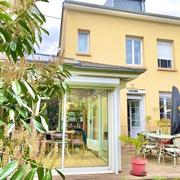 A vendre ROUEN GARE cette maison de charme bien entretenue au calme plein sud , offre  de ses 95 m2 habitable :  une entrée, un séjour, une cuisine équipée et aménagée avec un espace repas sans vis à avis plongeant dans  un jardin clos de murs .  Au premier étage , deux chambres dont une avec salle de douches attenante et fenêtre sur jardin ,wc .  Sous combles en plafond cathédrale, une troisième chambre avec salle de bains attenante et wc .  Bien isolée avec une chaudière au gaz, elle  annonce un...