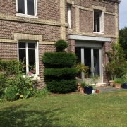  acheter à ROUEN GARE rive droite. cette MAISON ancienne AV CAVE COMPLETE  SUR 1000M² DE TERRAIN , GARAGE est à vendre.  elle propose : une ENTREE , une GRANDE RECEPTION AV CHEMINEE , une SALLE A MANGER OUVERTE SUR la CUISINE EQUIPEé. dans les étages  vous trouverez , un PALIER , trois CHAMBRES , un  BUREAU, une salle de bains avec une douche et une baignoire , un autre palier  , quatre CHAMBRES ,DONT trois avec LAVABO et SALLE DE DOUCHES. AU Sous SOL : une LAVERIE, une CHAUFFERIEet une cave à vin. vous...