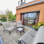 A  vendre Mont Saint Aignan résidentiel dans copropriété récente  sécurisée  cet appartement suspendu avec vue panoramique avec terrasse de 79 m2 plein sud  au calme.  Très fonctionnel, il offre une entrée de plein pied avec rangement , son séjour en accès direct sur sa terrasse de 30 m2, sa cuisine ouverte équipée et aménagée de qualité, un wc indépendant, deux chambres avec placard.  Techniquement, son chauffage et sa production d'eau chaude sont individuels par électricité en appui sur une isolation...