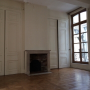 l'agence immobilière de bois guillaume a à vendre un  APPARTEMENT ancien DE 179M² AVEC un  GARAGE . il offre une GRANDE ENTREE ,une  GRANDE RECEPTION ,une  CUISINE, DEUX CHAMBRES ,DEUX SALLE DE BAINS. Son CHAUFFAGE est   INDIVIDUEL au  GAZ, il très  TRES LUMINEUX .