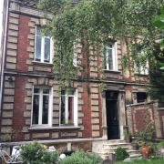 à ROUEN GARE, cette  MAISON DE MAITRE  220m² HABitable  avec  PARQUETs, MOULURES, et CHEMINEEs est à vendre .  son  JARDIN CLOS DE MURS ET son  GARAGE  POUR cinq  VEHICULES sont très fonctionnel. Elle offre une ENTREE , une GRANDE RECEPTION, une CUISINE EQUIPEE  AV COIN REPAS , quatre CHAMBRES, UN BUREAU , une SALLE DE BAINS , une SALLE DE DOUCHES et  trois  WC.