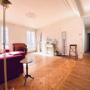 A vendre Rouen hyper centre cet appartement T4 de 88 m2 au 3ème étage avec moulures parquets cheminées .