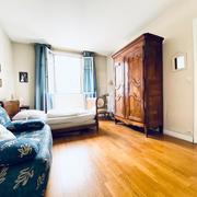 A vendre Rouen gare  cet appartement  de charme , moulures , parquets, cheminées T5 de  109 m2 au 1 ème étage avec ascenseur !...