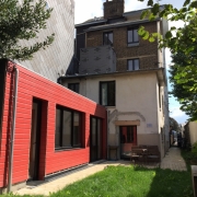 a vendre à ROUEN SAINT GERVAIS AU CALME cette MAISON DE CHARME ENTIEREMENT RENOVEE AVEC JARDIN , DEPENDANCE et ATELIER offre une ENTREE AVEC DRESSING ,WC , un PETIT SALON ,une CUISINE EQUIPEE ,un SEJOUR avec COIN REPAS ,une LINGERIE avec CHAUFFERIE.  Vous trouverez dans les étages : deux  CHAMBRES ,une SALLE DE BAINS avec WC, une SUITE PARENTALE EN DUPLEX . son CHAUFFAGE est  AU GAZ et elle exposée PLEIN SUD et son  ATELIER  est très agréable te son PRIX  est de 299000 €UROS FAI TTC.