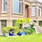 A vendre  mi hauteur de Rouen,  cette  authentique maison de maître indépendante du XIXè de 210 m2 hab, les combles en cours de rénovation  ne sont pas comptabilisés , avec vue panoramique à fait l'objet d'une rénovation particulièrement soignée. Les parquets , les moulures, les cheminées , les pavés de ciment, les vitraux  tout y est , le ton est donné Son prix de 930000 € inclus les honoraires de l'agence  charge vendeur .
