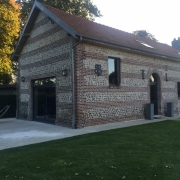 à vendre à Boisguillaume centre, cette  Maison contemporaine de 300 m2 hab indépendante avec une ambiance demi niveau . elle est très lumineuse et exposée sud/ sud ouest.  Elle offre une Entrée, une  grande réception de 76 m2 avec cheminée, une cuisine equipée,une  lingerie, cinq chambres dont une suite parentale, un salon d'étage avec bureau, trois salle de bains.   Vous pourrez utiliser son Sous sol avec  deux garages. 