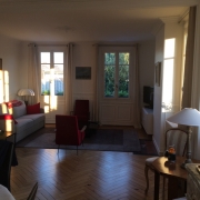 il y a un APPARTEMENT ANCIEN DE 132M² EN TRES BON ETAT  a vendre qui COMPRENd : une ENTREE, un GRAND SEJOUR, un  SALON, une CUISINE EQUIPEE, trois CHAMBRES, un  BUREAU, un DRESSING, une  SALLE DE BAINS, une SALLE DE DOUCHES.son CHAUFFage est  INDIViduel AU GAZ et il est  TRES LUMINEUX et PLEIN SUD. il y a 27 lots de copropriété et ses  CHARGES ANNUELLES sont de 1176 €uros par an. il est à vendre au PRIX de 329000 €URO 